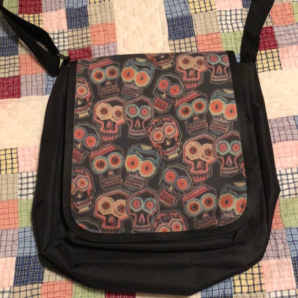Skull crossbody Messenger bag! New - Picture 1 of 3